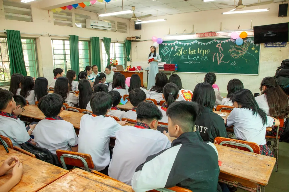 Giáo viên đang giảng bài