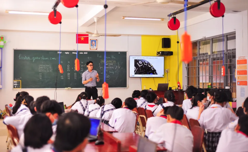 Phòng học và bảng niêm yết